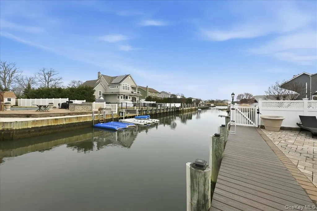3 Neptune Place Massapequa NY 11758