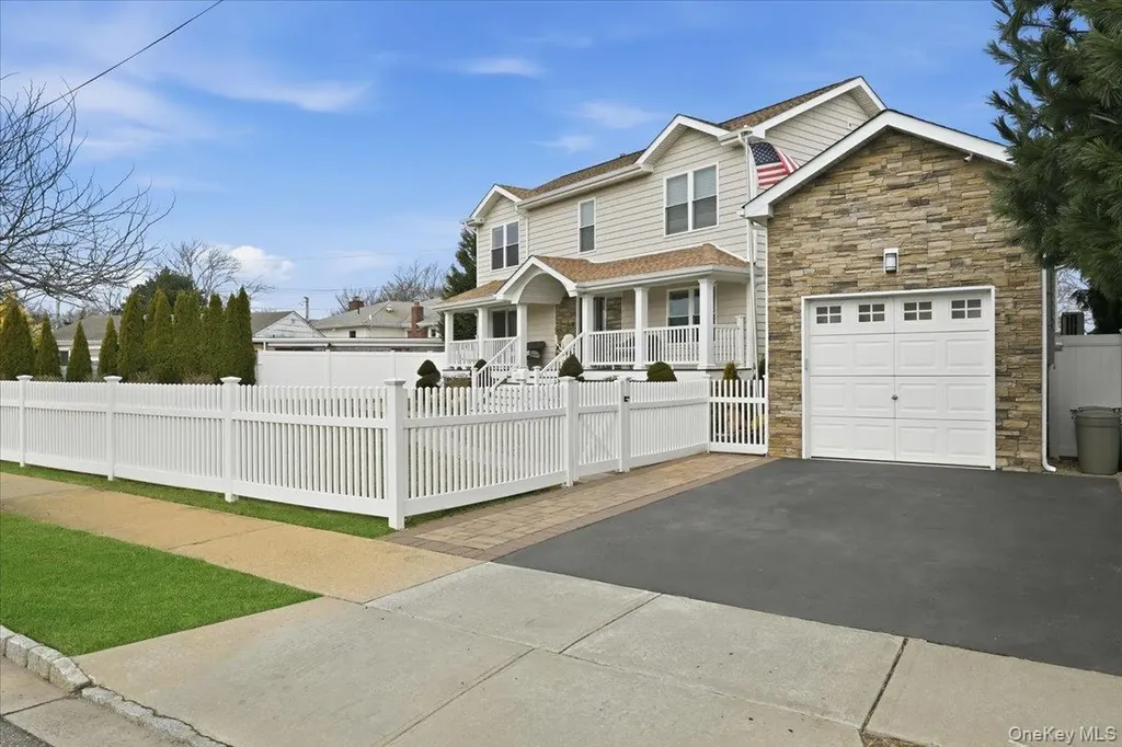 3 Neptune Place Massapequa NY 11758