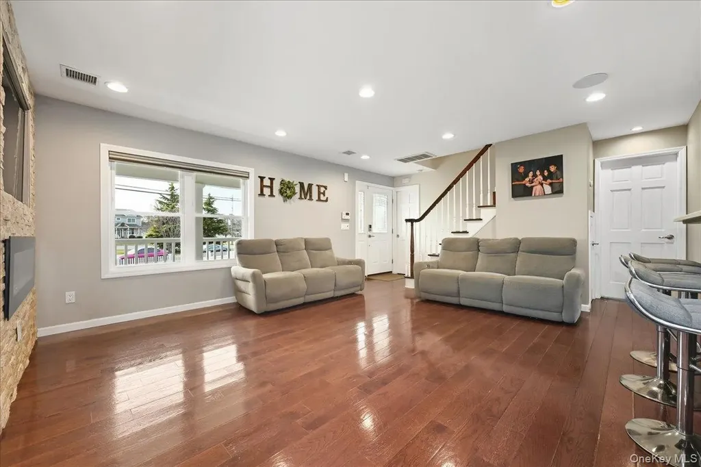 3 Neptune Place Massapequa NY 11758