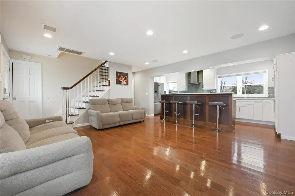 3 Neptune Place Massapequa NY 11758
