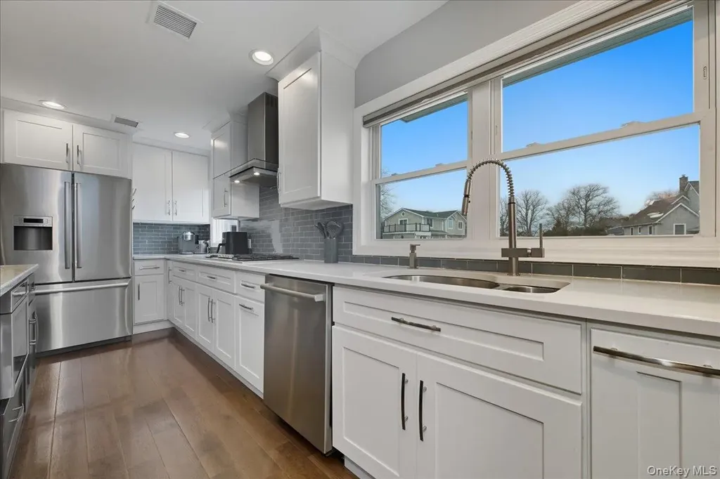 3 Neptune Place Massapequa NY 11758