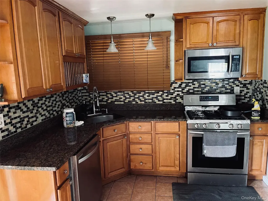 276 Benson Avenue Elmont NY 11003