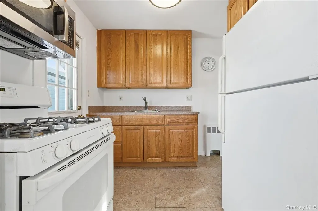 537 8th Avenue New Hyde Park NY 11040