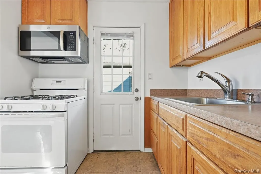 537 8th Avenue New Hyde Park NY 11040