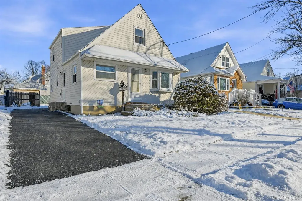 537 8th Avenue New Hyde Park NY 11040