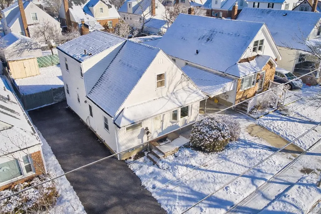 537 8th Avenue New Hyde Park NY 11040