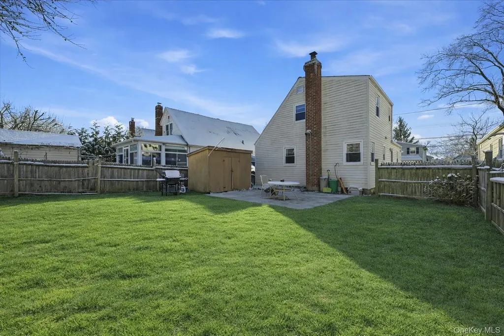 537 8th Avenue New Hyde Park NY 11040