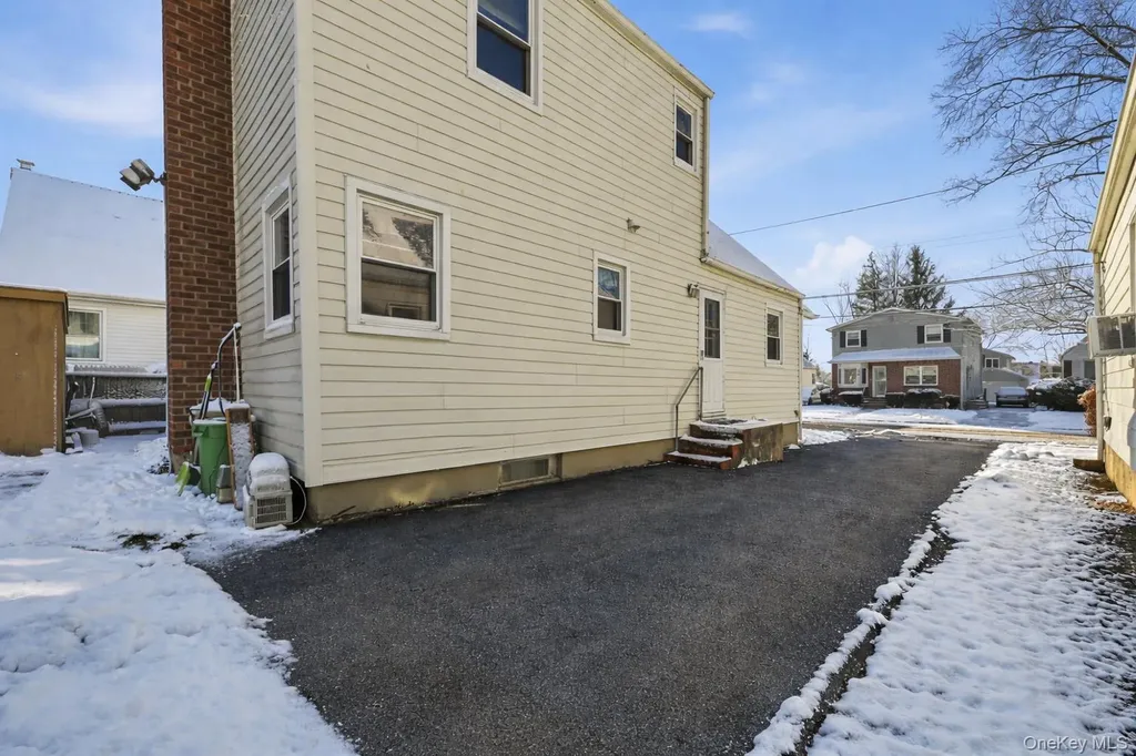 537 8th Avenue New Hyde Park NY 11040