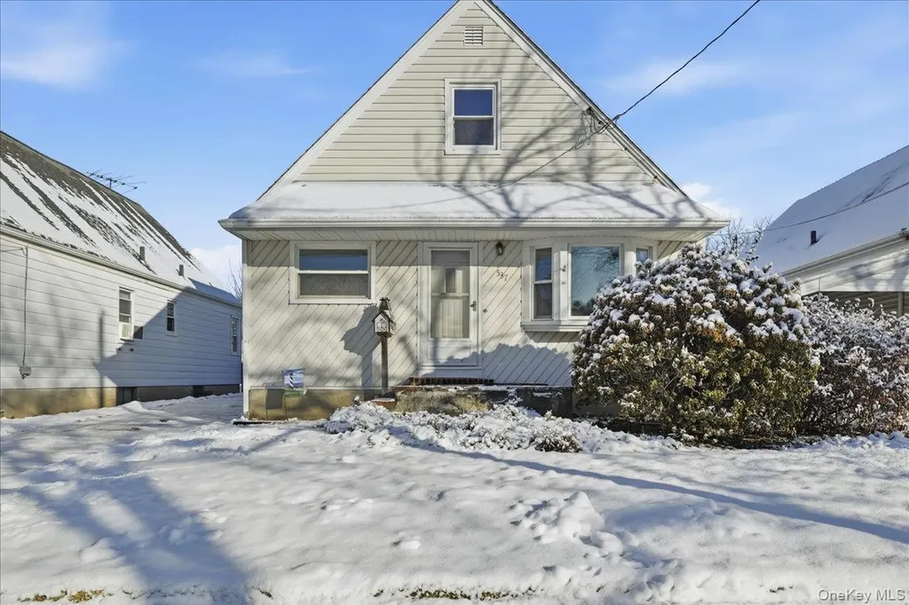 537 8th Avenue New Hyde Park NY 11040