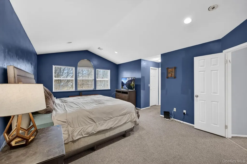 27 Hamlet Drive Commack NY 11725