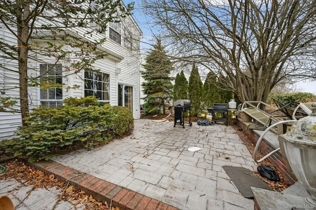27 Hamlet Drive Commack NY 11725