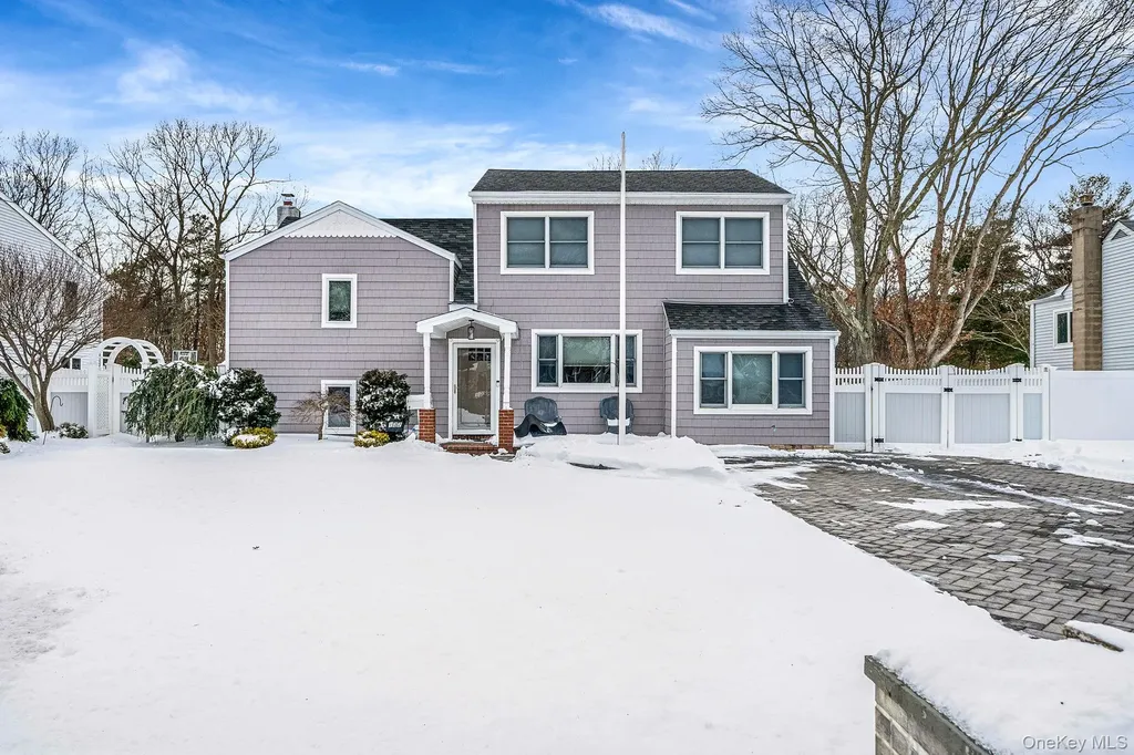 132 Gladstone Avenue West Islip NY 11795