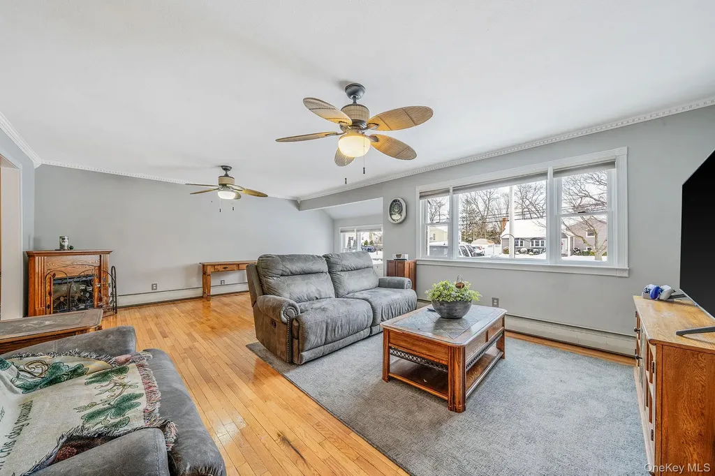 132 Gladstone Avenue West Islip NY 11795