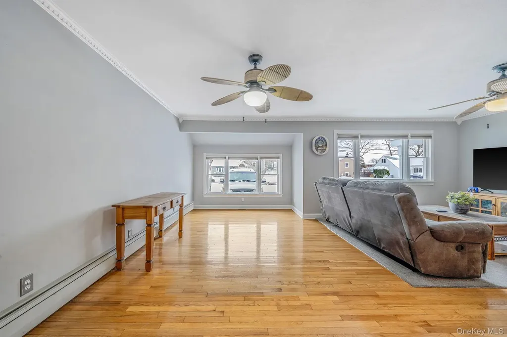 132 Gladstone Avenue West Islip NY 11795
