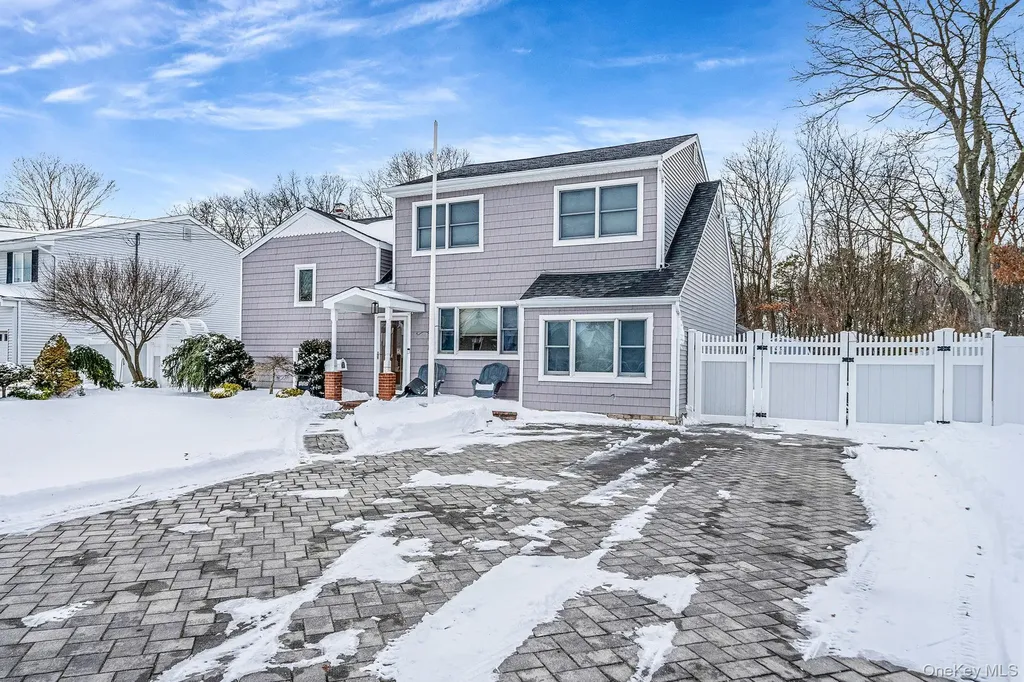 132 Gladstone Avenue West Islip NY 11795