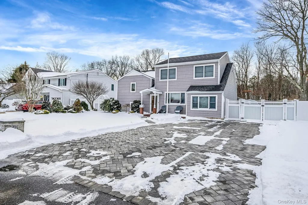 132 Gladstone Avenue West Islip NY 11795