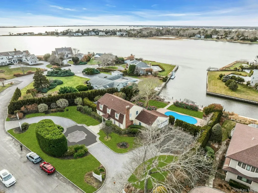 26 Oak Lane Hampton Bays NY 11946