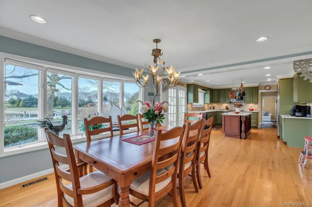 26 Oak Lane Hampton Bays NY 11946