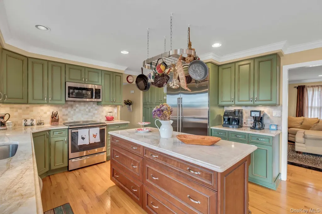 26 Oak Lane Hampton Bays NY 11946