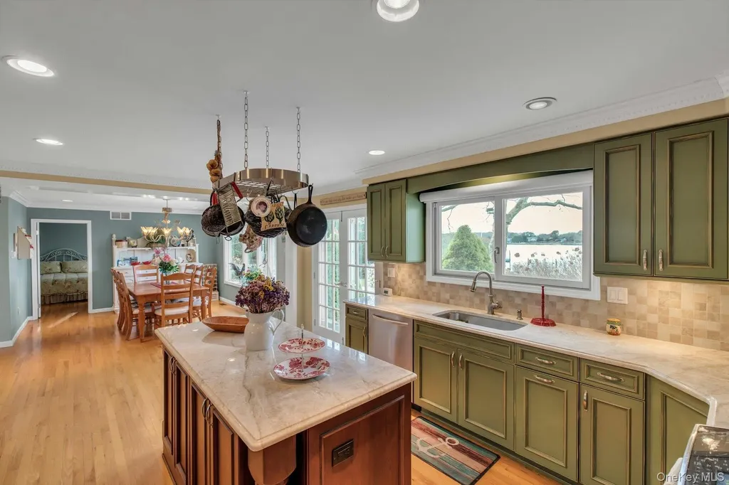 26 Oak Lane Hampton Bays NY 11946