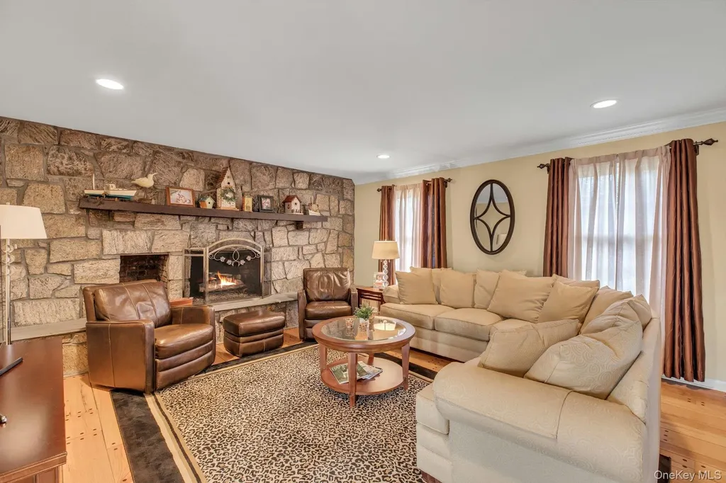 26 Oak Lane Hampton Bays NY 11946