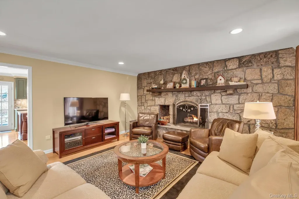 26 Oak Lane Hampton Bays NY 11946