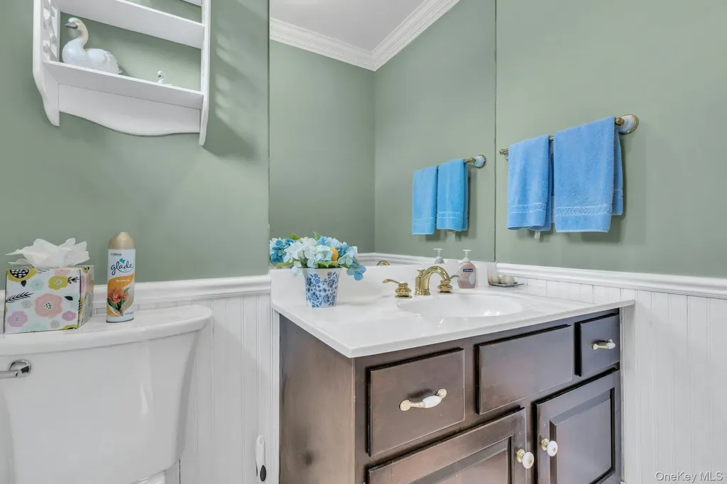 26 Oak Lane Hampton Bays NY 11946