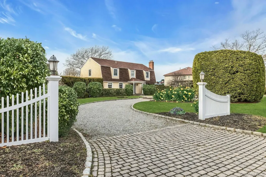 26 Oak Lane Hampton Bays NY 11946