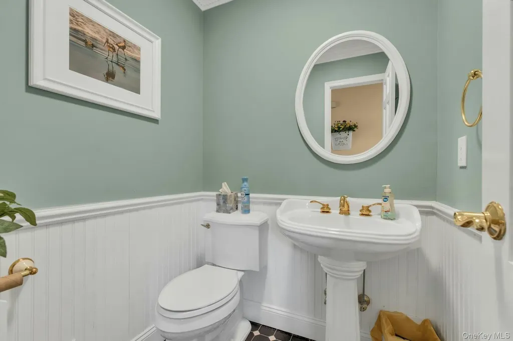 26 Oak Lane Hampton Bays NY 11946