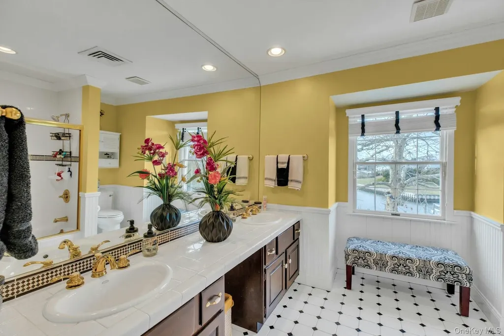 26 Oak Lane Hampton Bays NY 11946