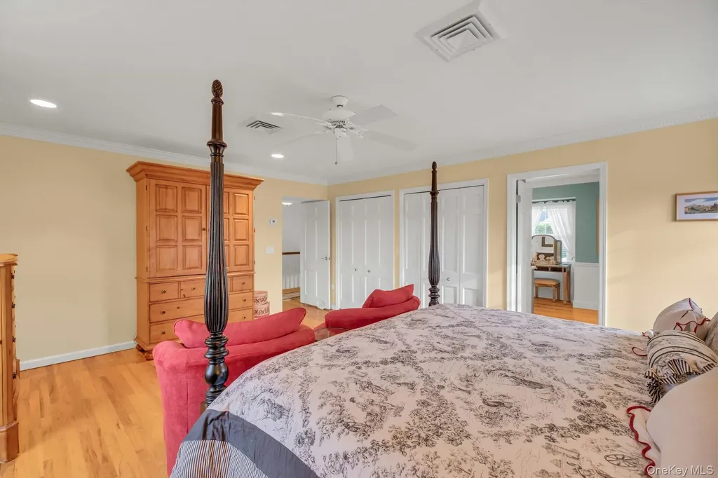 26 Oak Lane Hampton Bays NY 11946