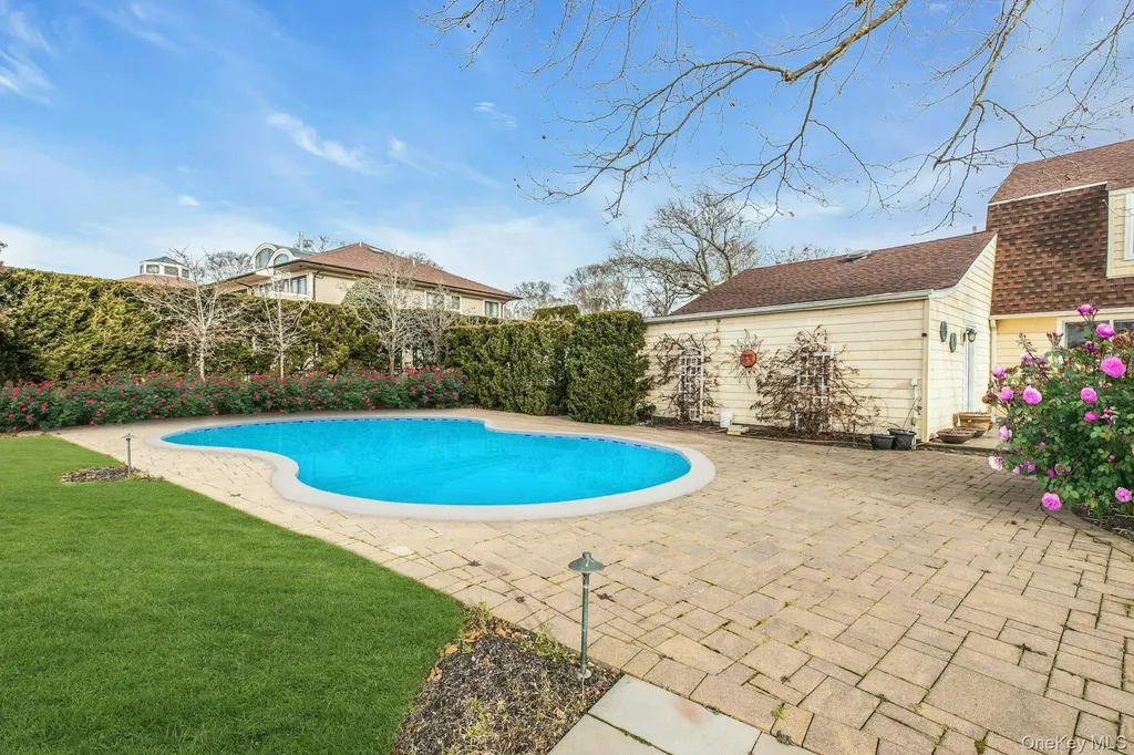 26 Oak Lane Hampton Bays NY 11946