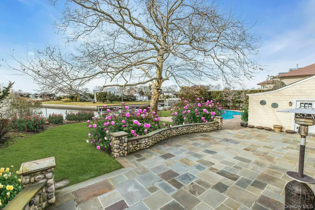 26 Oak Lane Hampton Bays NY 11946