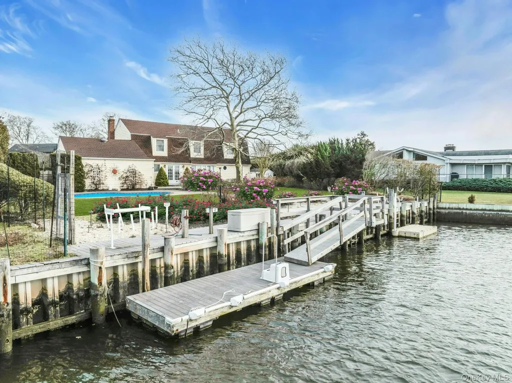 26 Oak Lane Hampton Bays NY 11946