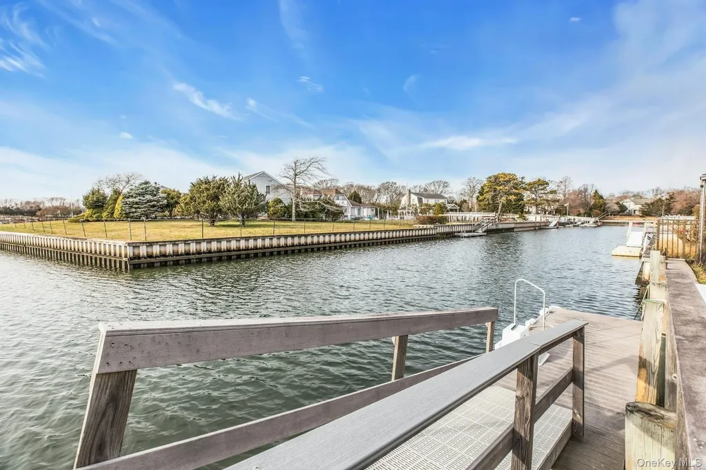 26 Oak Lane Hampton Bays NY 11946