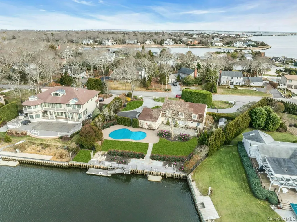 26 Oak Lane Hampton Bays NY 11946