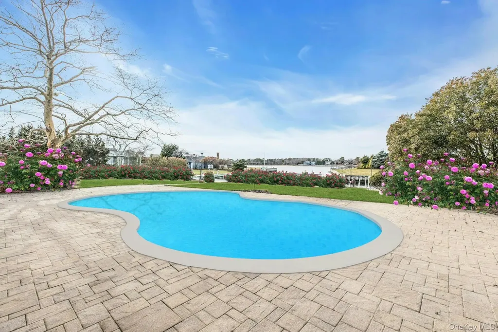 26 Oak Lane Hampton Bays NY 11946