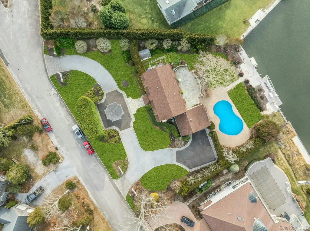26 Oak Lane Hampton Bays NY 11946