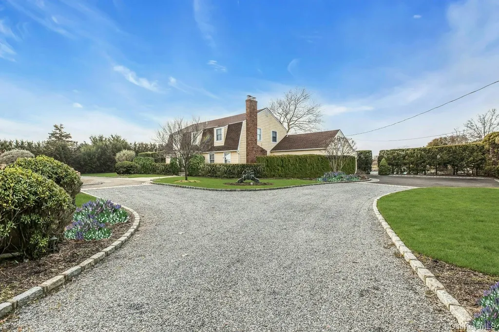 26 Oak Lane Hampton Bays NY 11946