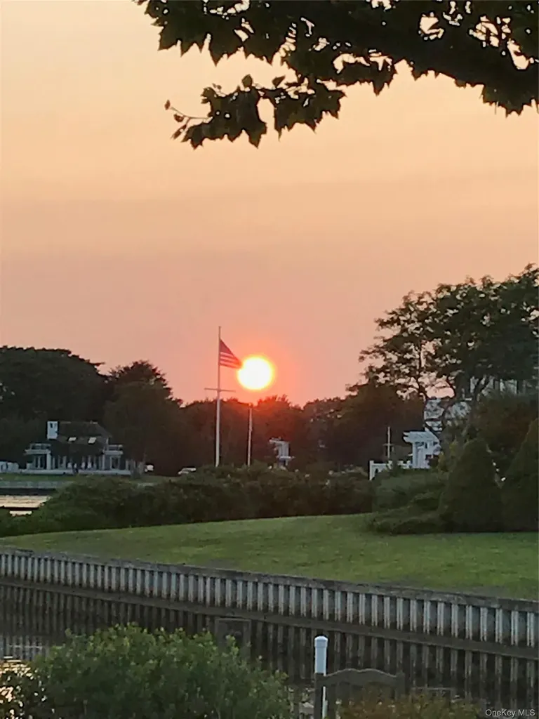 26 Oak Lane Hampton Bays NY 11946