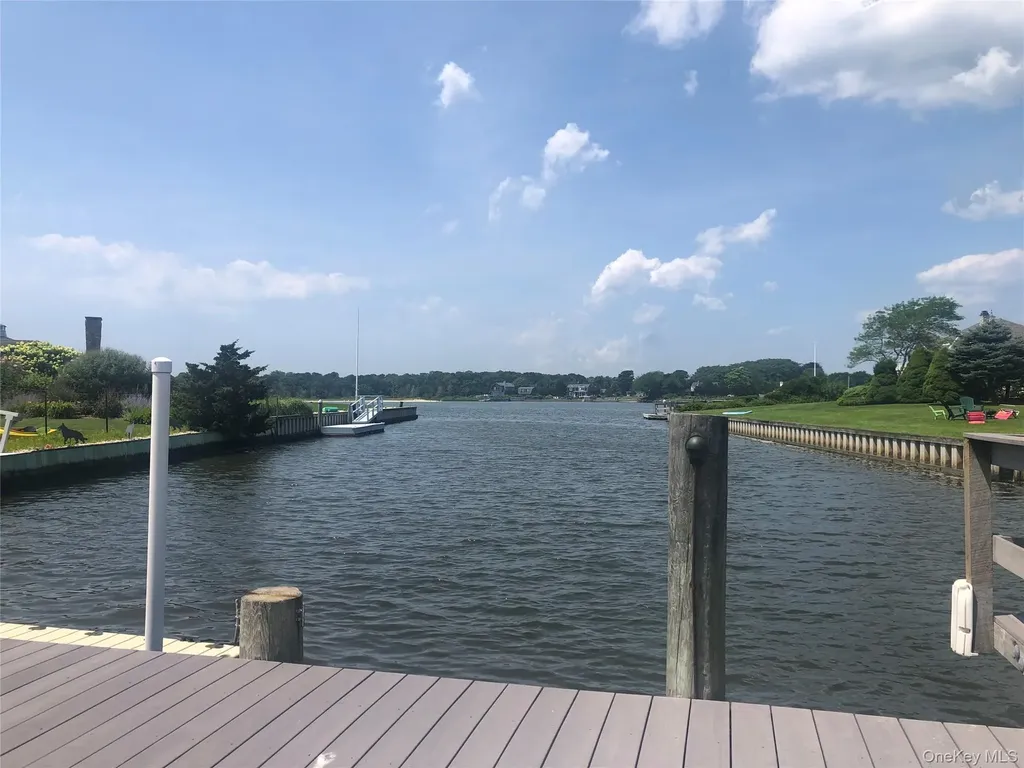 26 Oak Lane Hampton Bays NY 11946