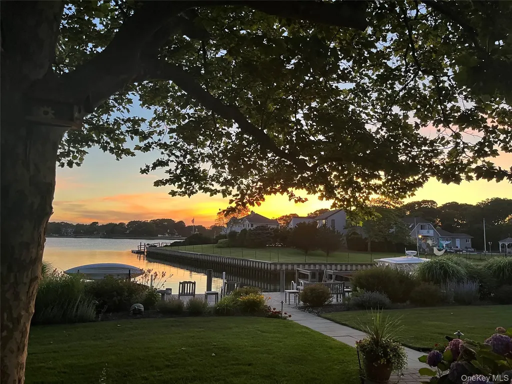 26 Oak Lane Hampton Bays NY 11946