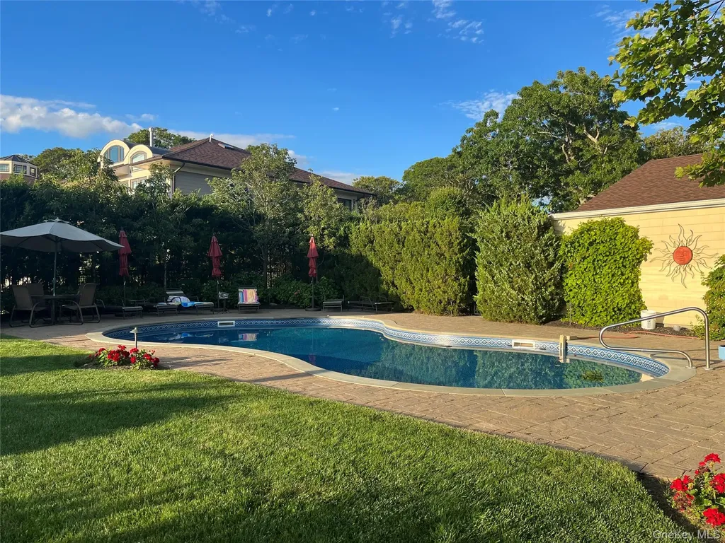 26 Oak Lane Hampton Bays NY 11946
