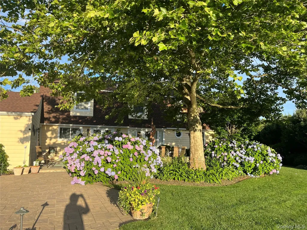 26 Oak Lane Hampton Bays NY 11946