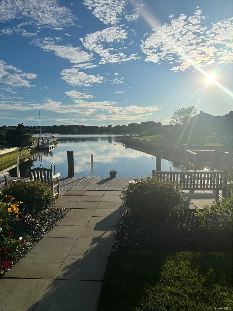 26 Oak Lane Hampton Bays NY 11946
