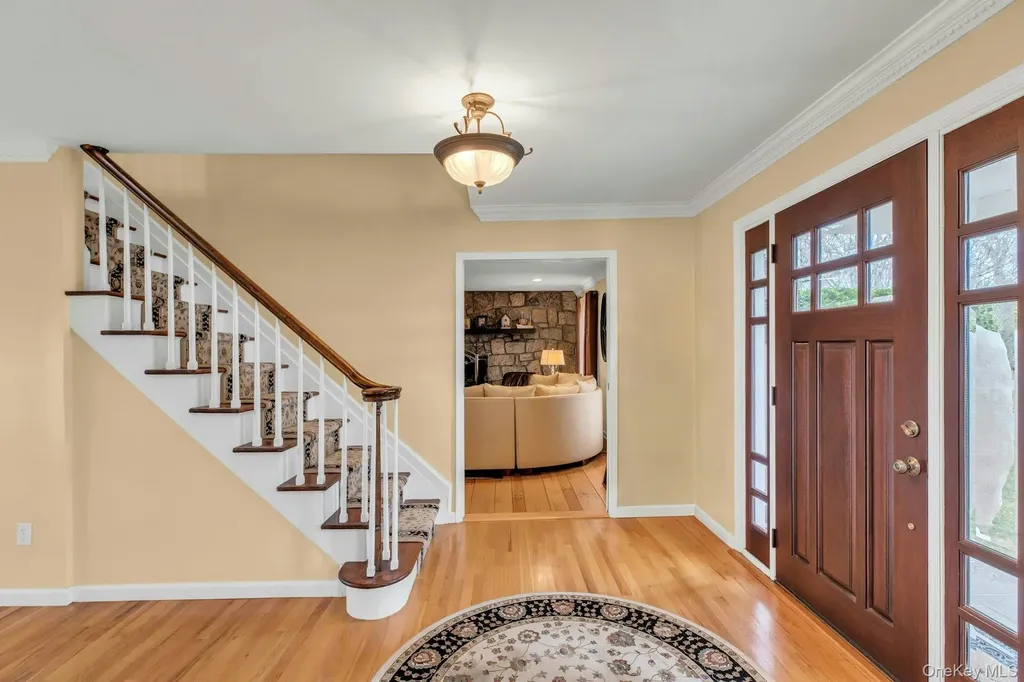 26 Oak Lane Hampton Bays NY 11946