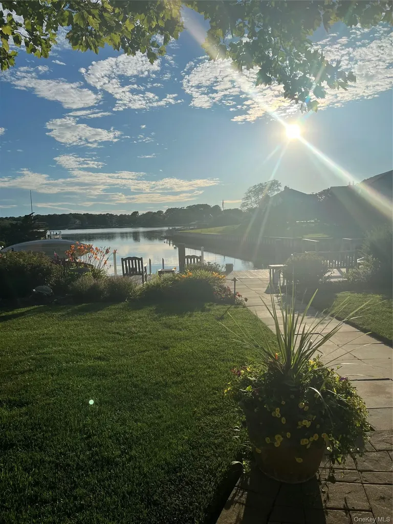 26 Oak Lane Hampton Bays NY 11946