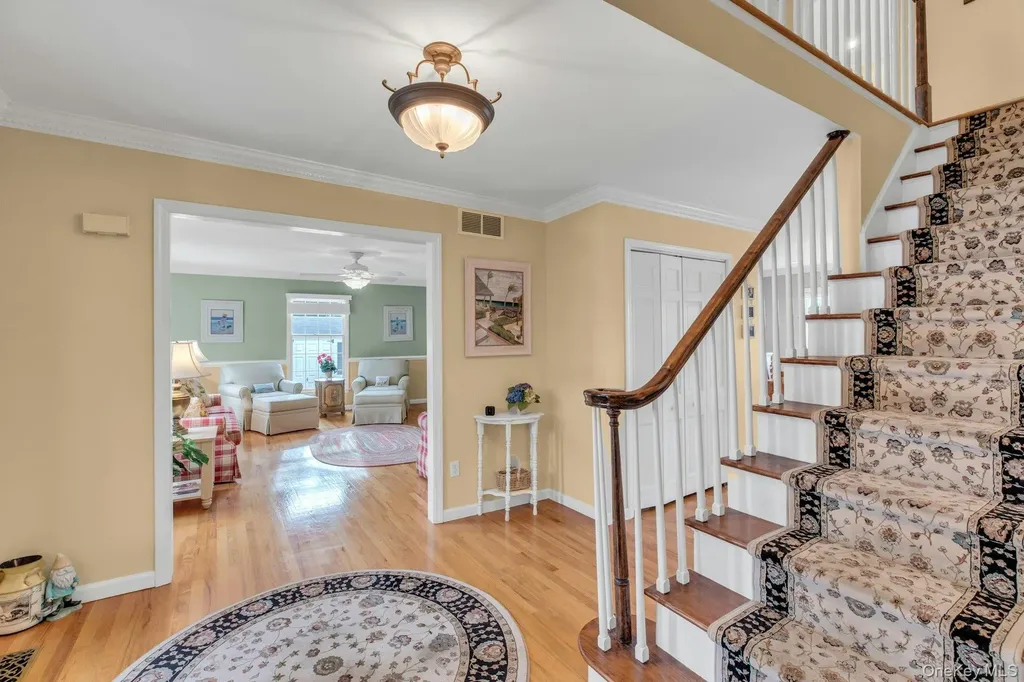26 Oak Lane Hampton Bays NY 11946