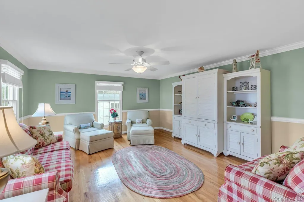 26 Oak Lane Hampton Bays NY 11946