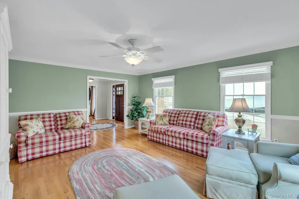 26 Oak Lane Hampton Bays NY 11946